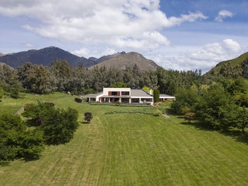 A Dress-Circle Rural-Residential Oasis