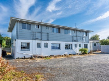 Fully tenanted multi-unit block!