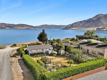 Prime waterfront living in John Creek