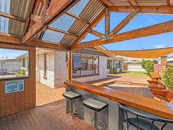 * UNDER OFFER * Space for the Whole Crew & a Bar f