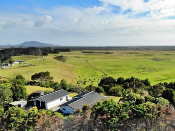 SPACIOUS SECLUDED FAMILY HOME WITH WIDE VIEWS