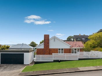 A TWO MINUTE WALK TO THE BEACH!