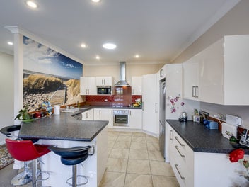 4 Large Bedrooms: 2 Living: 215sqm Home