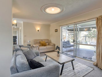 MODERN, EASY LIVING IN A GREAT LOCATION