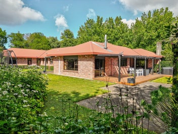 Executive lifestyle with self-contained guest wing