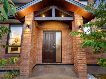 Stunning 2-Storey Brick Executive Home in Karaka