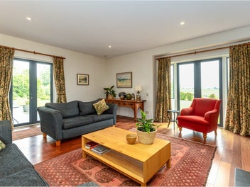 Executive Home and Garaging - 1 Hectare