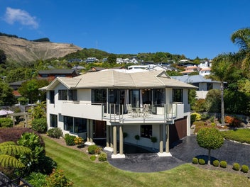 Immaculately Presented with Breathtaking Outlook