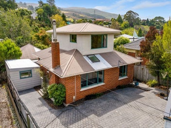 Spacious & Versatile 6-Bedroom Home in Wakari