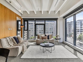 Elevated, Corner Position