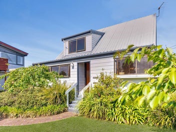 Home And Studio In Sought After Tihiotonga
