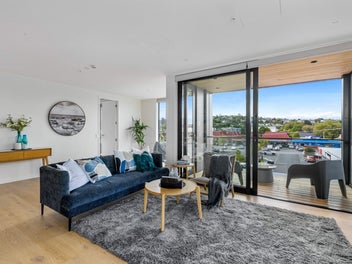 Luxury Beachside Living - 3 bed 2 bath
