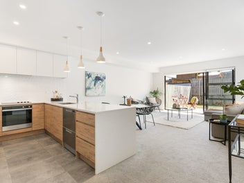 Stylish living by the Marina!!!