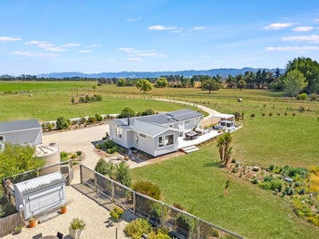 Country Living, Just Minutes from Town