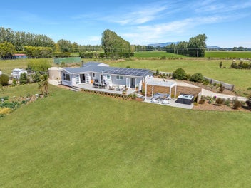 Country Living, Just Minutes from Town
