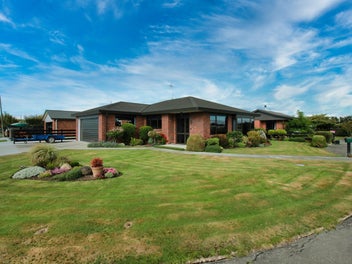 Retire in Comfort & Style - Stand Alone Home