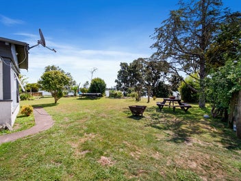1394m2 RARE Beachfront opportunity.