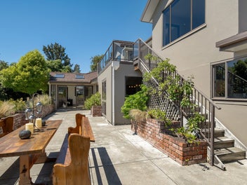 Private Grandeur In Central Blenheim