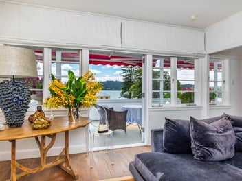 Charming Dream Home And Breathtaking Harbour Views