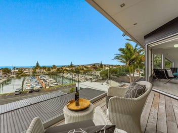 Breathtaking Waterfront Views Every Day!