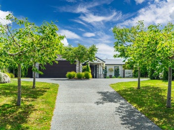 Your Chance to Live the Lakeside Lifestyle
