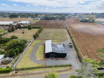 Large shed on 7,371sqm with accommodation