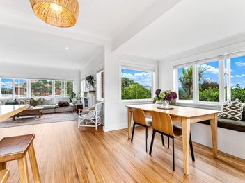 Beautiful Bungalow On Bertram!