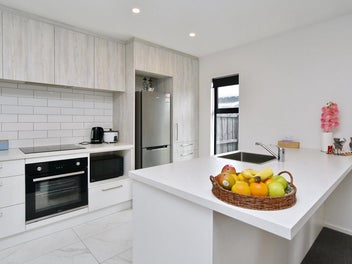 Close to CBD , 2 car spaces, School Zones