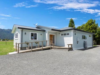 Lifestyle with views - so close to town!