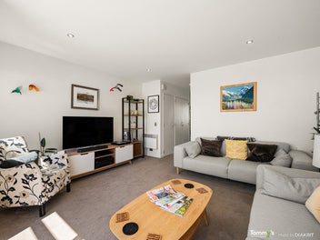MODERN, BRIGHT, & PERFECTLY LOCATED