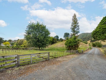 Elevated home on 5.8 hectares in private location
