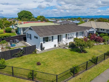 Move In Ready, Stylish Stoke Perfection!