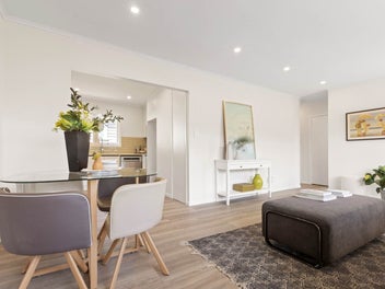 Stylish Brick & Tile Unit – Move In & Enjoy!