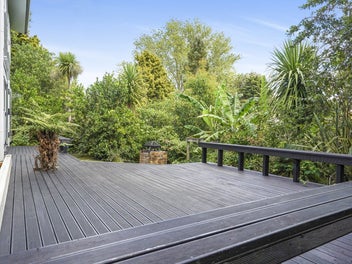 Hillcrest Zoned Tranquility!