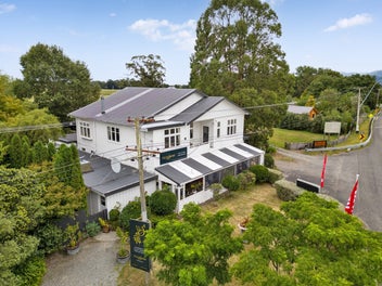 Iconic Tin Hut Land and Building