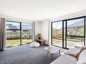 Retire in Waikanae - Like New!