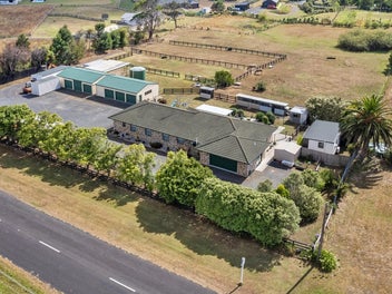 Lifestyle Property - 6 bedrooms and 8 car garaging