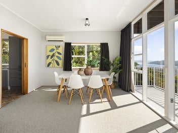VIBRANT HOME WITH INCREDIBLE VIEWS!
