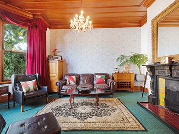 SIMPLY CHARMING! l BEO $1,195,000