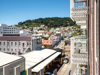 SUNNY, EASY, VIBRANT CITY LIVING
