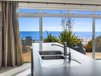 LARGE CLASSY EXECUTIVE BEACHFRONT LIVING