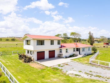 Spacious country living just minutes from town