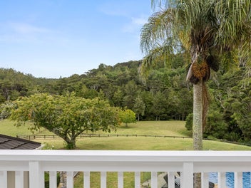 Classic Bridgeton Style Family Home in Paremoremo