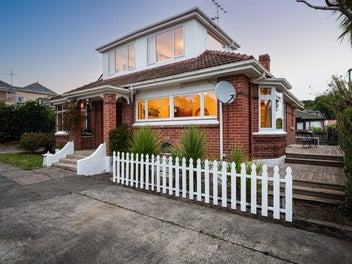 Entry in Maori Hill - Family sized with Park Views