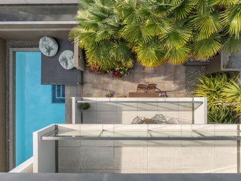 Grand Central, Pool & Triple Garage!