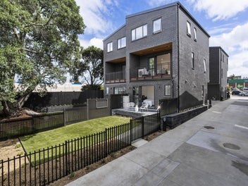 Brand New Garden Townhouse - Duplex!
