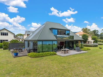 Waterfront - The Pauanui Sang House
