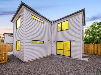 4 Bed+3 Bath+STANDALONE!
