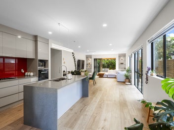 AFFORDABLE MODERN SPACIOUS WESTGATE FAMILY HOME
