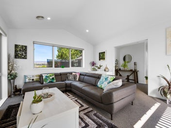 Modern Elegance in a Prime Cromwell Location